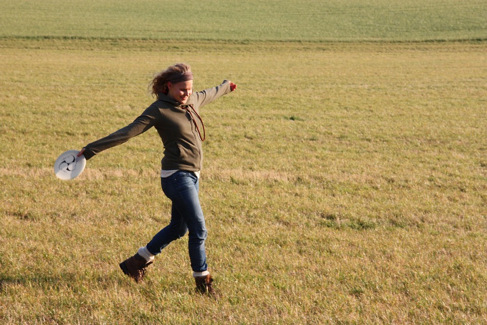 frisbee girl earn money travelling