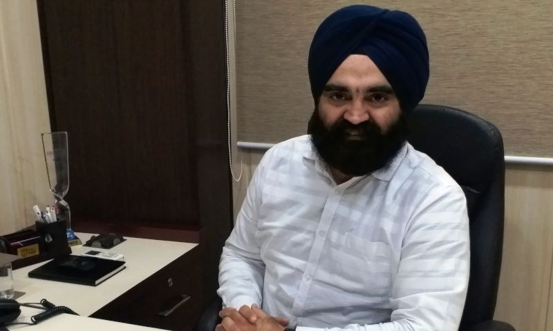 jasmeet singh liv india, jasmeet singh solitaire car care, sikh man in office